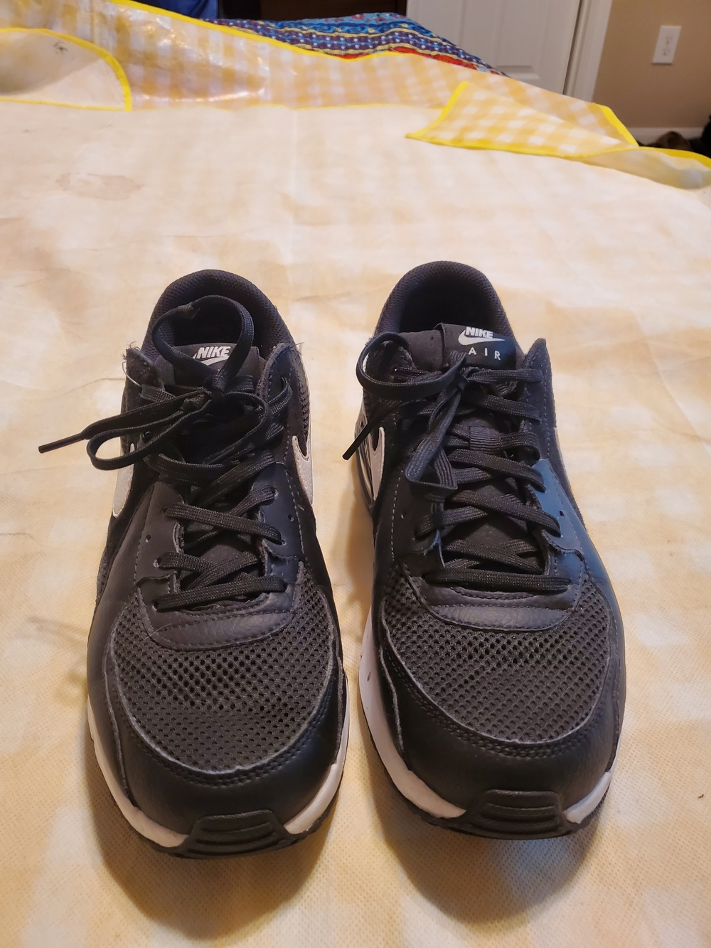 Nike Men’s Black and White Air Mesh Running Sneakers